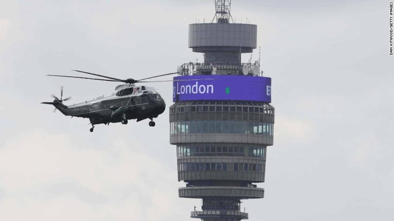 ロンドンのＢＴタワー近くを飛行する大統領専用ヘリ/Dan Kitwood/Getty Images