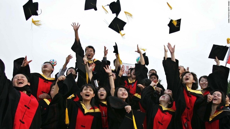 中国教育省が、米国留学などを予定している学生や研究者に対し、ビザ制限や発行手続きの遅れに注意するよう異例の呼び掛けを行った/ China Photos/Getty Images