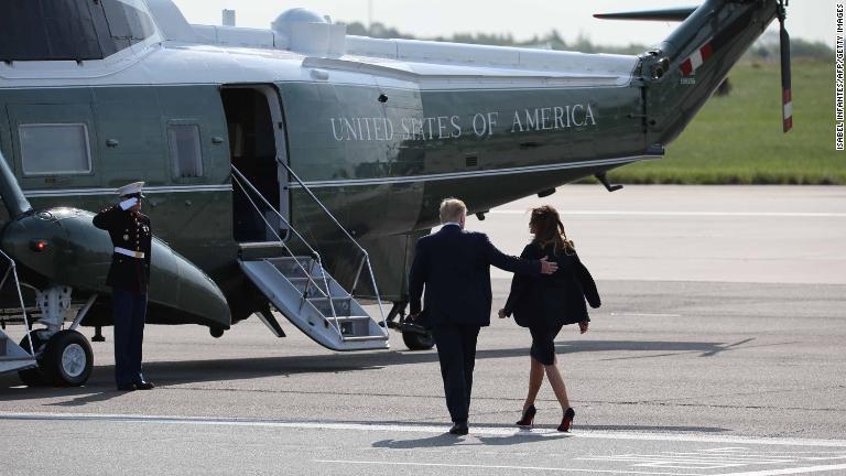 ロンドンのスタンステッド空港に到着した後、大統領専用ヘリに向かうトランプ氏夫妻/Isabel Infantes/AFP/Getty Images