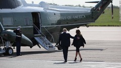 ロンドンのスタンステッド空港に到着した後、大統領専用ヘリに向かうトランプ氏夫妻