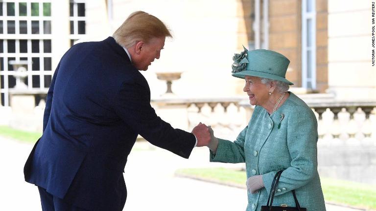 バッキンガム宮殿に到着したトランプ氏とあいさつを交わすエリザベス女王/Victoria Jones/Pool via Reuters