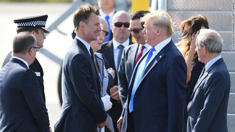 空港でハント外相の出迎えを受けるトランプ氏/Joe Giddens/PA Images via Getty Images