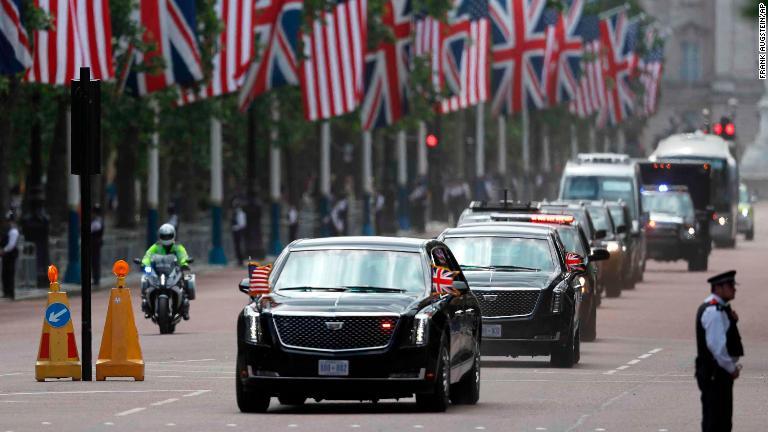 ロンドンの通りを走る大統領の車列/Frank Augstein/AP