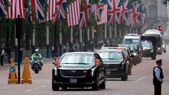 ロンドンの通りを走る大統領の車列