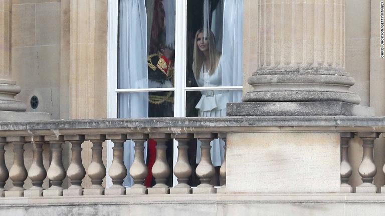 トランプ氏の長女、イバンカ氏がバッキンガム宮殿の窓から外を眺める様子/Chris Jackson/Getty Images
