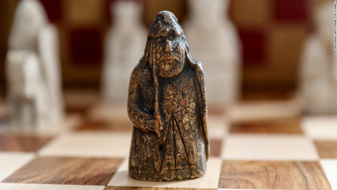 セイウチの牙でできた中世のチェス駒。鑑定で１億円を超える価値が認められたという