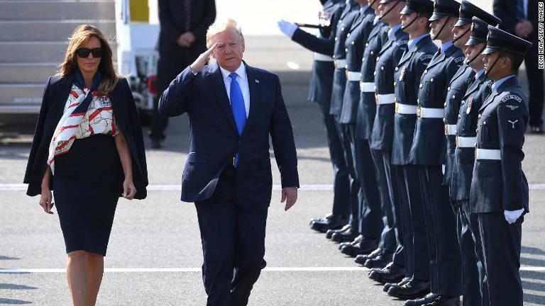 スタンステッド空港で兵士に敬礼するトランプ氏/Leon Neal/Getty Images