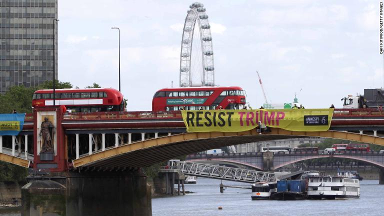 国際人権団体はロンドンの橋に「トランプ氏に抵抗を」と呼びかける横断幕を設置した/Dan Kitwood/Getty Images