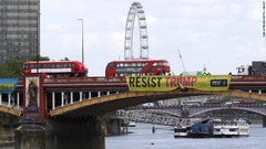 国際人権団体はロンドンの橋に「トランプ氏に抵抗を」と呼びかける横断幕を設置した