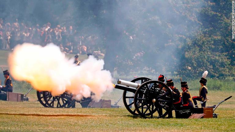 英軍が礼砲を撃つ様子/Tolga Akmen/AFP/Getty Images