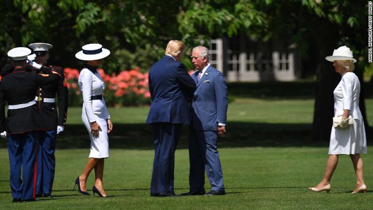 大統領専用ヘリから降機したトランプ氏をチャールズ皇太子が迎える様子/Mandel Ngan/AFP/Getty Images