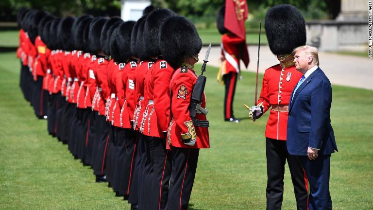 トランプ氏がバッキンガム宮殿で儀じょう兵を閲兵する様子/Jeff J Mitchell/Getty Images