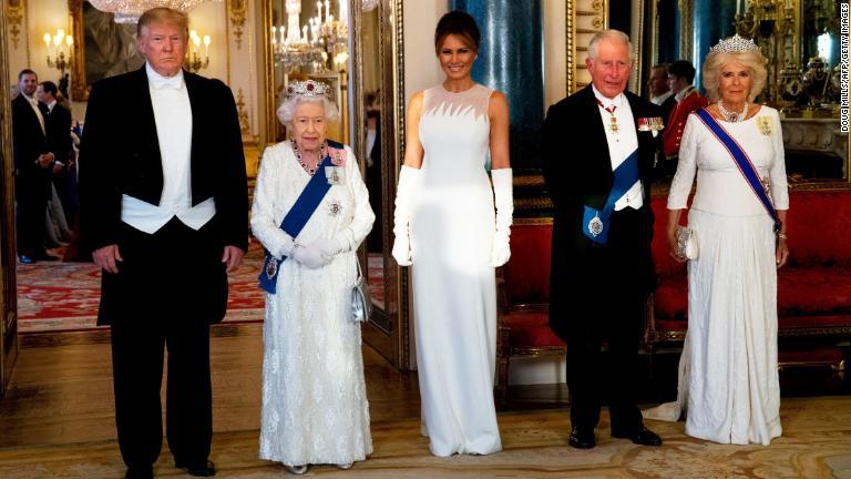 エリザベス女王の隣に立つトランプ氏（左端）。バッキンガム宮殿での晩さん会を前に/Doug Mills/AFP/Getty Images