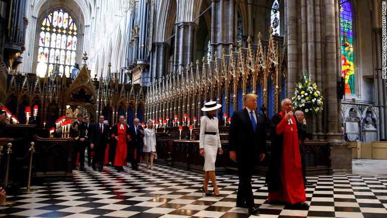 ウエストミンスター寺院を案内されるトランプ氏/Henry Nicholls/WPA PoolGetty Images