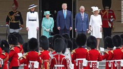 バッキンガム宮殿での歓迎式典では米国歌が演奏された