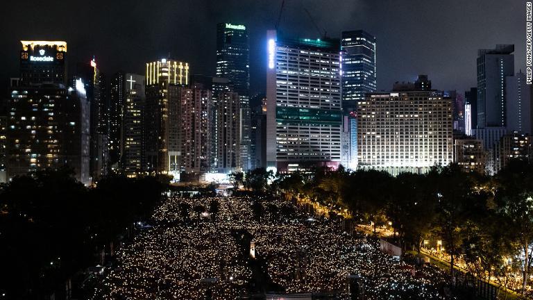 １９９０年からビクトリアパークで、ろうそくをともした追悼集会が開催されている/Philip Fong/AFP/Getty Images