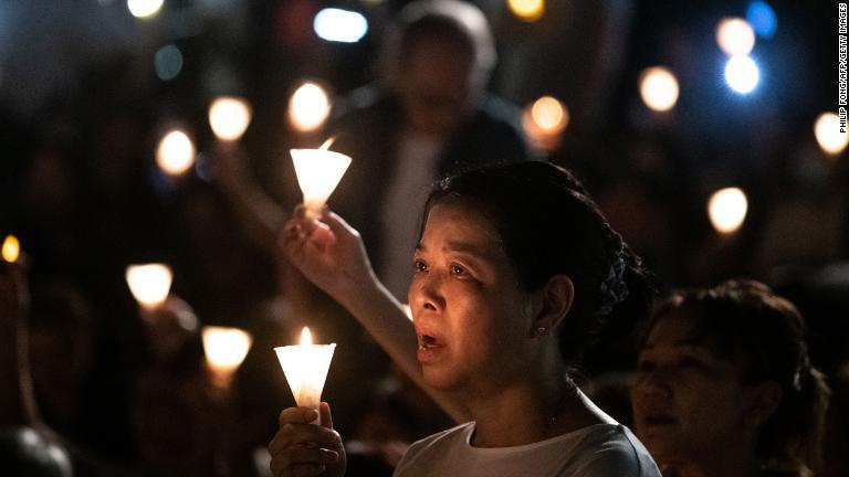 今年の追悼集会には数万人が集まったとみられる/Philip Fong/AFP/Getty Images