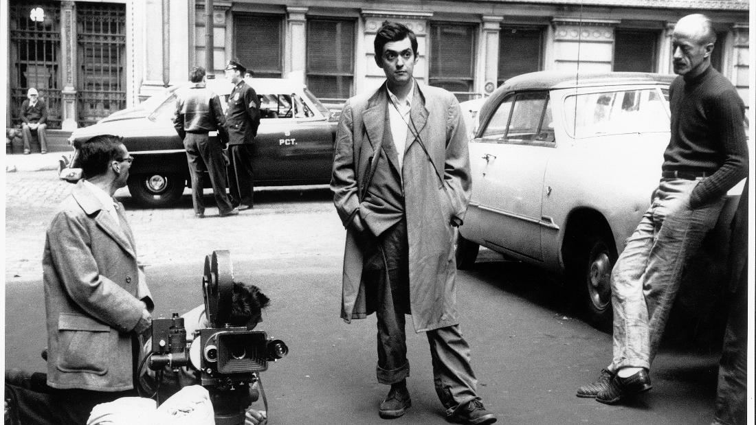 「非情の罠」の撮影中のキューブリック監督=1955年/© Metro-Goldwyn-Mayer