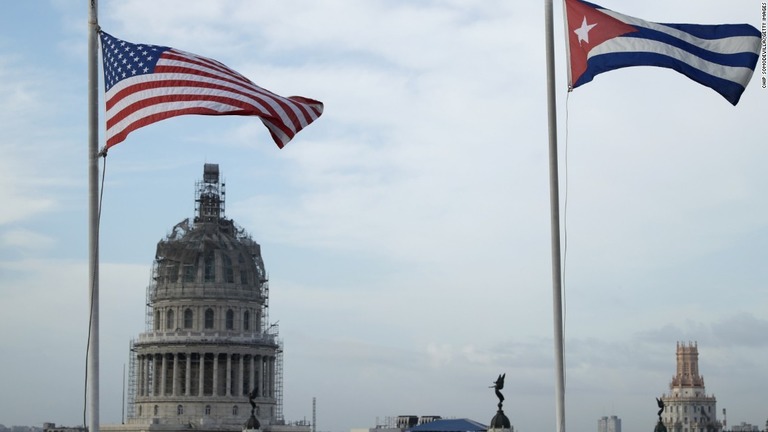 トランプ政権が、クルーズ船のキューバ乗り入れを禁止したことで、旅行者らに混乱が広がっている/Chip Somodevilla/Getty Images