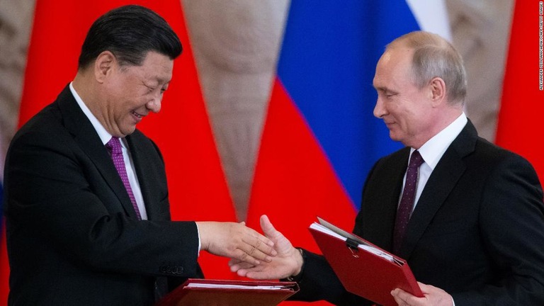 握手をかわすロシアのプーチン大統領（右）と中国の習近平・国家主席＝モスクワ・クレムリン/ALEXANDER ZEMLIANICHENKO/AFP/Getty Images