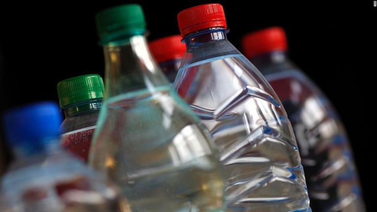 ボトル入りの飲料水などから大量のマイクロプラスチックが摂取されているという/CNN