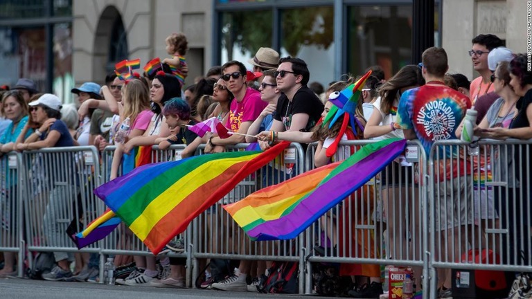 プライドパレードを見る人々＝８日、ワシントン/ERIK S LESSER/EPA-EFE/Shutterstock