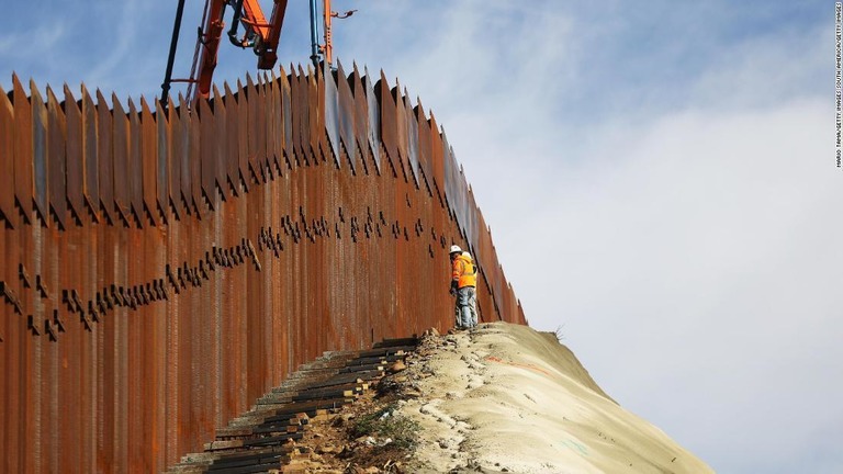 国境の壁の塗装作業を米兵が担当することがわかった/Mario Tama/Getty Images South America/Getty Images