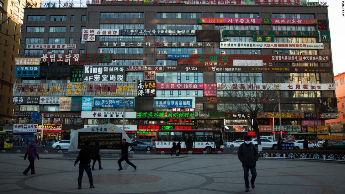 延吉市は朝鮮系の人口が多く、韓国語の看板も多い/Julie Zaugg