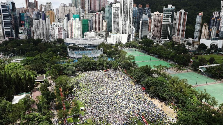 デモ隊は白い服に身を包んでプラカードを掲げた/DALE DE LA REY/AFP/AFP/Getty Images