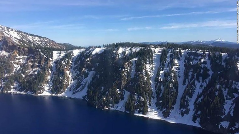 オレゴン州にあるクレーター湖で、２４０メートル落下した男性が救出される出来事があった/US Coast Guard
