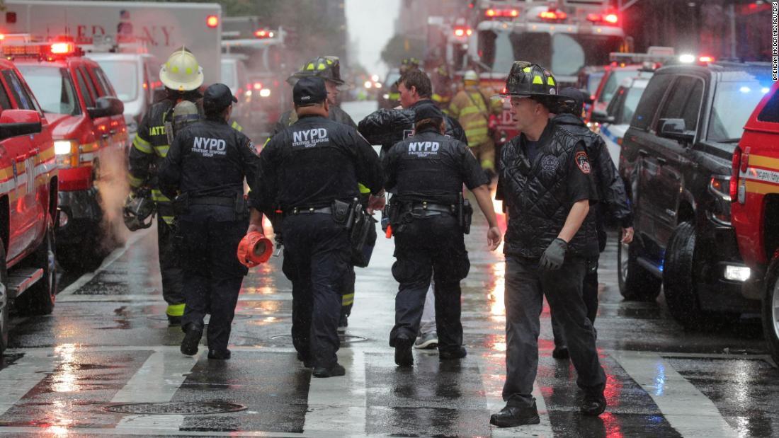 現場に駆けつけたニューヨーク市警と消防の隊員/Brendan McDermid/Reuters