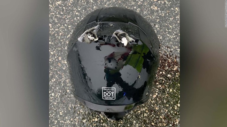 雷によって破損したヘルメット/Florida Highway Patrol/Twitter