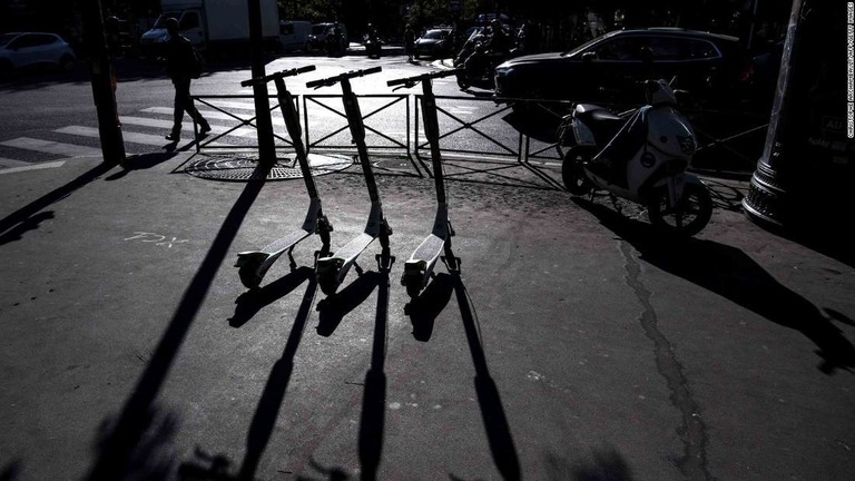 パリ市内で電動キックスケーターに乗っていた男性が車にひかれて死亡した/CHRISTOPHE ARCHAMBAULT/AFP/Getty Images