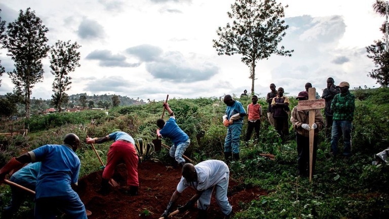 埋葬の様子を見守る遺族＝コンゴ民主共和国ブテンボ/JOHN WESSELS/AFP/AFP/Getty Images