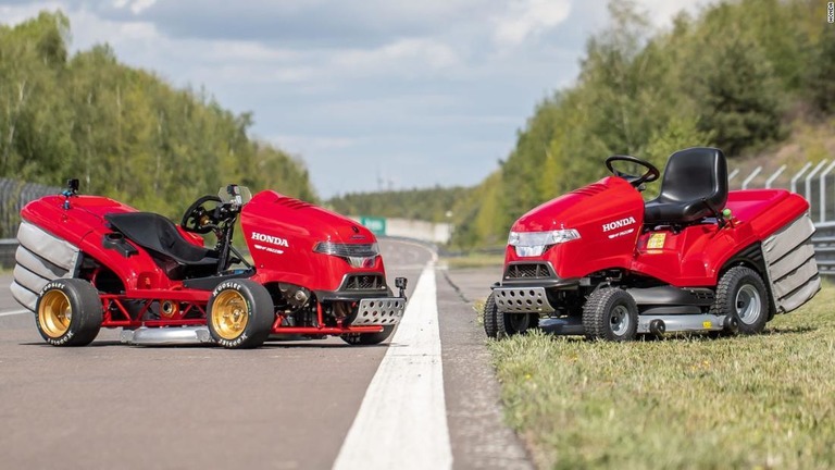 最速認定された芝刈り機「Ｍｅａｎ Ｍｏｗｅｒ Ｖ２」（左）とベースになったモデル/Honda