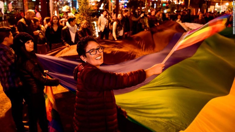 エクアドルの裁判所が、同性婚を認める法改正を支持する決定を下した/RODRIGO BUENDIA/AFP/AFP/Getty Images