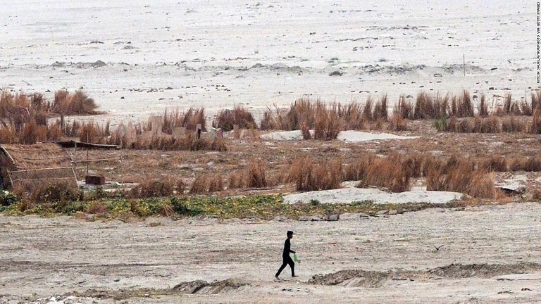 水量の減少したガンジス川の干上がった川床を歩く男性＝１２日、アラハバード/Ritesh Shukla/NurPhoto via Getty Images