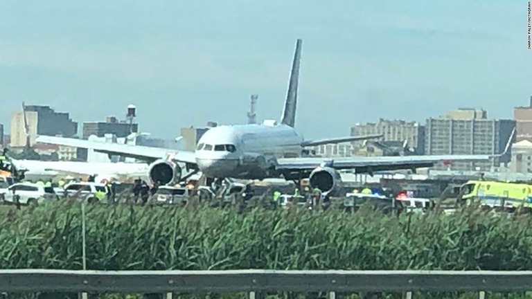ニューアーク国際空港で、ユナイテッド機が着陸時に進路から大きくそれた/Sharon Paley/INSTAGRAM