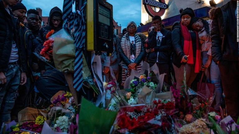 クラパムで１０代が刺された事件を受けて贈られた花束。ロンドンで刃物が使われた犯罪が増加している/Dan Kitwood/Getty Images Europe/Getty Images