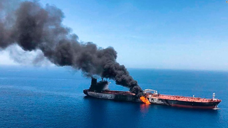 出火するタンカー＝１３日、オマーン湾/Iranian Students News Agency via AP
