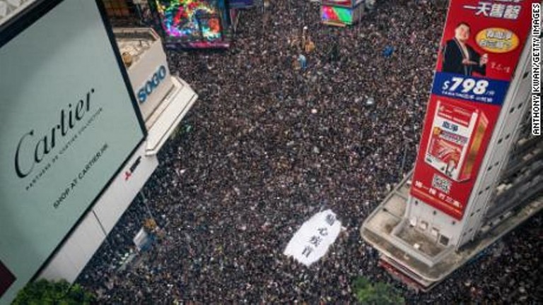香港の通りを埋め尽くすデモ隊/ANTHONY KWAN/ GETTY IMAGES