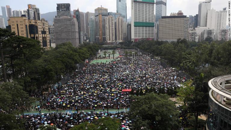１６日の抗議は数千人規模で始まった/Dale Del Rey/AFP/Getty Images