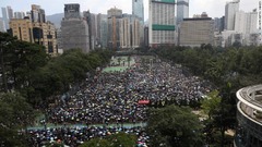 １６日の抗議は数千人規模で始まった