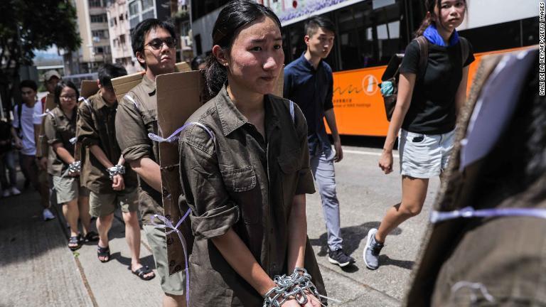 抗議の一環として鎖につながれた学生たち＝８日/Dale De La Rey/AFP/Getty Images