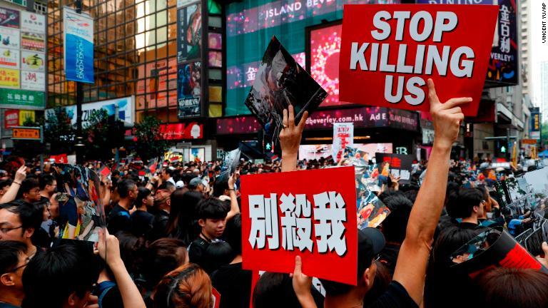 １２日に行われた抗議デモによって逮捕された人々について容疑を取り下げるよう求める声も出た/Vincent Yu/AP