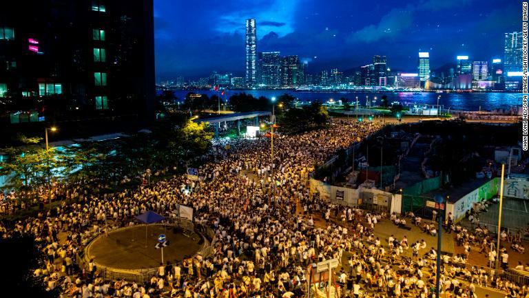 立法会の周辺道路を埋めるデモ参加者＝１０日/Chan Long Hei/SOPA Images/LightRocket/Getty Images