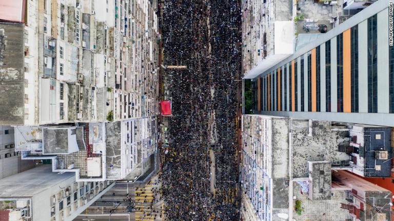 通りを埋め尽くす人々を上空から捉えた写真＝１６日/STR/AFP/Getty Images
