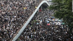 １２日朝までに数万人が香港中心部に集まった