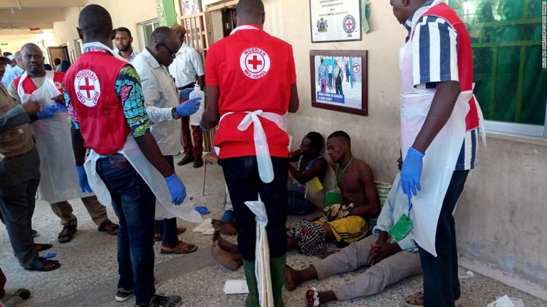 自爆テロで負傷した人々の手当てをする赤十字の職員/AUDU ALI MARTE/AFP/Getty Images