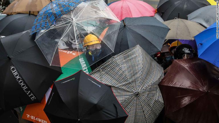 催涙ガスを避けようとするデモ参加者/Dale De La Ray/AFP/Getty Images